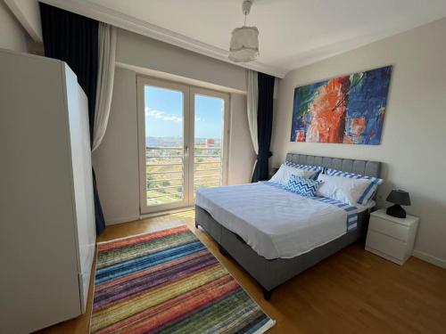 a bedroom with a bed and a large window at Site içerisinde, 2 çift kişilik yatak, 6 kişilik. in Istanbul