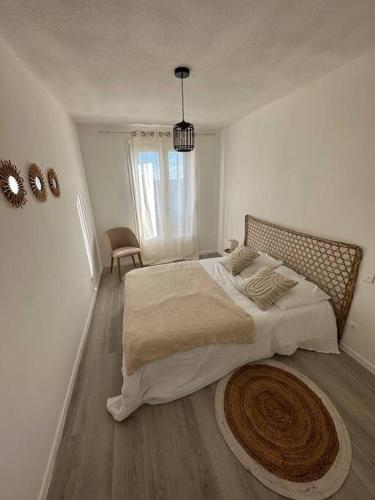 une chambre avec un grand lit et un parquet dans l'établissement T3 Moulin à vent proche UPVD, à Perpignan