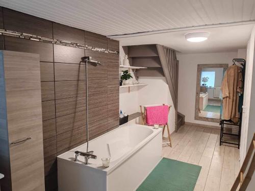 y baño con bañera y lavamanos. en Chez Gwen et Marie, en Bogny Sur Meuse