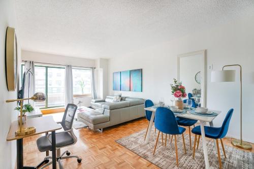 ニューヨークにあるBeautiful 1 BR Apartment in Columbus Avenueのリビングルーム(テーブル、椅子、ソファ付)