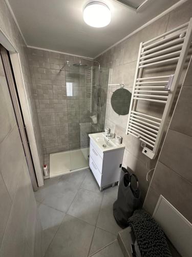 Kúpeľňa v ubytovaní CHEZ COCO ET HERVE rez-de-chaussée