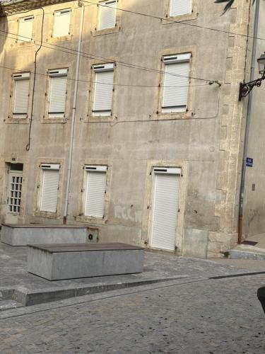 un bâtiment avec des portes blanches sur son côté dans l'établissement CHEZ COCO ET HERVE rez-de-chaussée, à Sigean