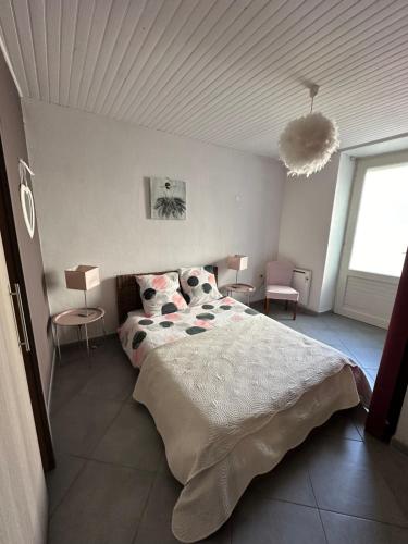 1 dormitorio con 1 cama grande y 2 sillas en CHEZ COCO ET HERVE rez-de-chaussée, en Sigean