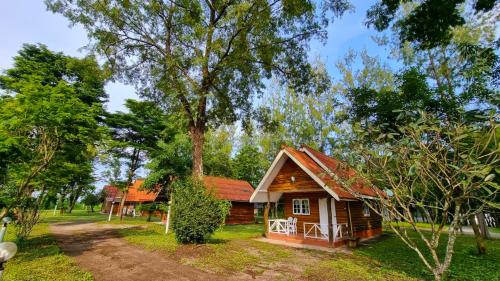 een kleine hut midden in een bos bij The Golden View Resort สวนผึ้ง in Suan Phung