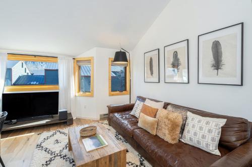 Μια τηλεόραση ή/και κέντρο ψυχαγωγίας στο Chalet Chic Condo, Short Walk to Lift 7, Covered Parking condo