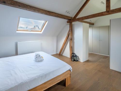 1 dormitorio con cama blanca y suelo de madera en Overijse Grande Residence, en Overijse
