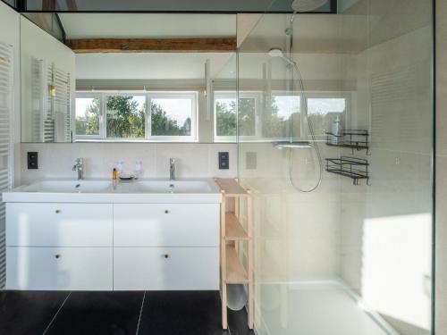 y baño blanco con lavabo y ducha. en Overijse Grande Residence, en Overijse