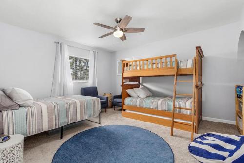 um quarto com 2 beliches e uma ventoinha de tecto em Charming Family Retreat Heated Pool Private Yard em Cape Coral