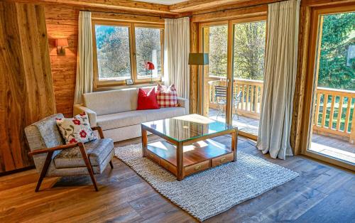 sala de estar con sofá y mesa en CHALET KITZBICHL, your Holiday Hideaway by Belle Stay, en Reith bei Kitzbühel