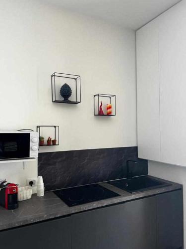 una cucina con pareti bianche e piano di lavoro di Residenza Agli Scavi a Ercolano