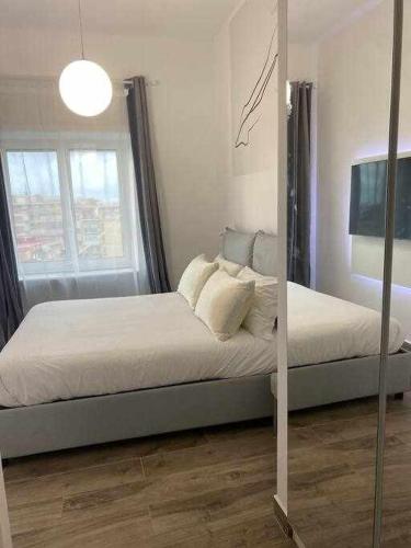 ein Schlafzimmer mit zwei Betten und einem großen Fenster in der Unterkunft Residenza da Mimi' in Ercolano