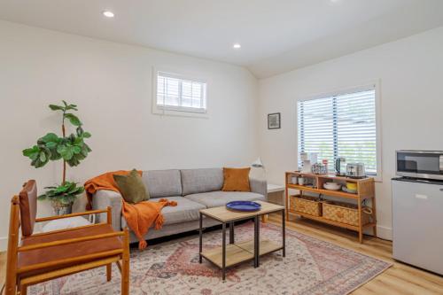 uma sala de estar com um sofá e uma mesa em Beautiful Guest Studio near Universal Studios sleeps 4 em Los Angeles