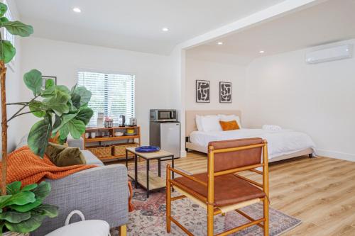 uma sala de estar com uma cama e um sofá em Beautiful Guest Studio near Universal Studios sleeps 4 em Los Angeles