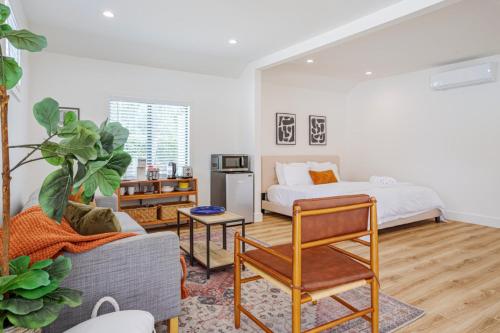 a living room with a bed and a couch at Beautiful Guest Studio near Universal Studios sleeps 4 in Los Angeles