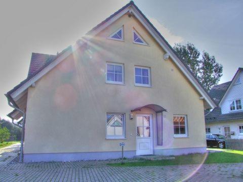 una grande casa bianca con di Familienurlaub Natur- & Zentrumsnah im Granitzhof App 03 a Binz