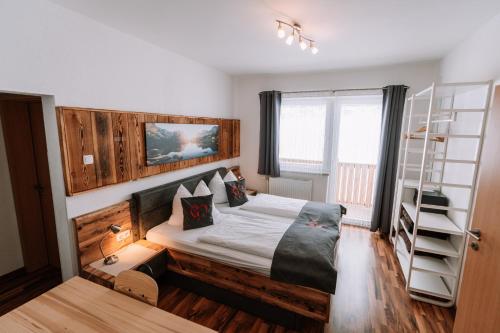 1 dormitorio con cama y estante para libros en Gasthof Familie Gruber Hotel-Pension, en Spital am Pyhrn