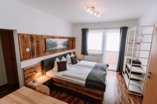 ein Schlafzimmer mit einem Bett und einem Bücherregal in der Unterkunft Gasthof Familie Gruber Hotel-Pension in Spital am Pyhrn