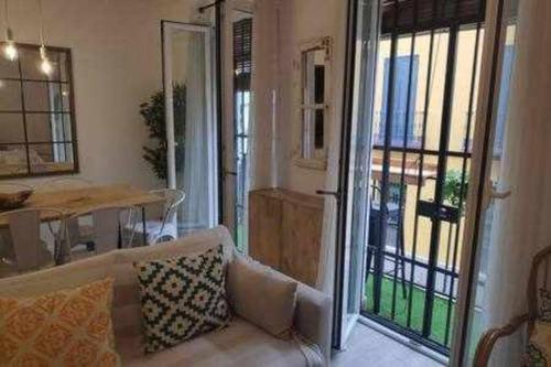 een woonkamer met een bank en een tafel bij Alameda 2 Dormitorios in Sevilla
