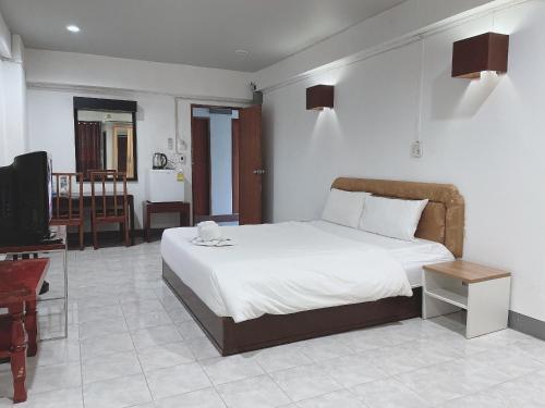 1 dormitorio con 1 cama y sala de estar en โรงแรมวินบางนา Win Bangna Hotel en Bangna