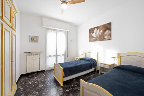 1 dormitorio con 2 camas y ventana en Il Gabbiano, en Albissola Marina