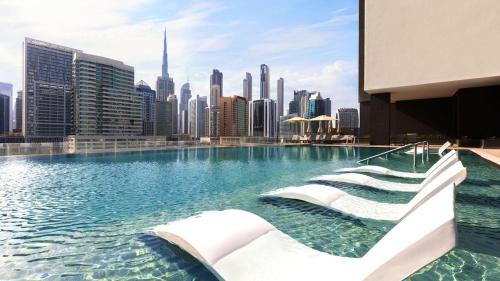 Bazén v ubytování 1-bed apart 15 Northside Dubai nebo v jeho okolí