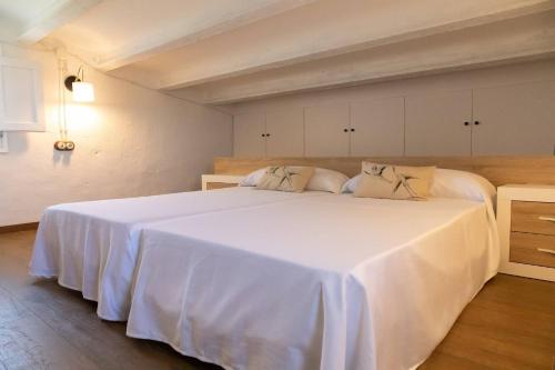 1 dormitorio con 1 cama blanca grande en una habitación en Santolina - Casa Rural en l'Ampolla con piscina privada, jardín y barbacoa - Deltavacaciones, en L'Ampolla