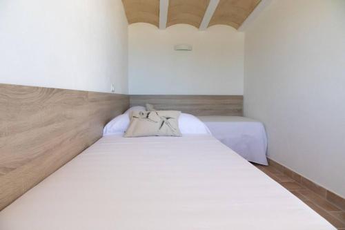 a bedroom with a large white bed in a room at Santolina - Casa Rural en l'Ampolla con piscina privada, jardín y barbacoa - Deltavacaciones in L'Ampolla