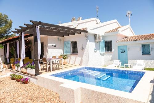 Kolam renang di atau dekat dengan Agustina - Casa adosada en Riumar con jardín, barbacoa y cerca del mar - Deltavacaciones
