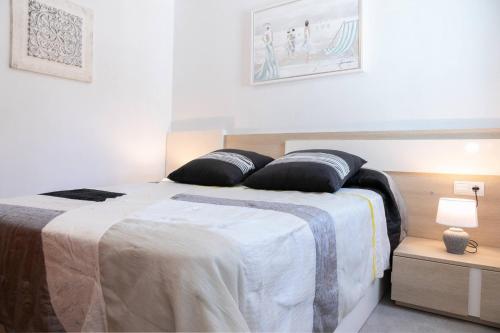 Katil atau katil-katil dalam bilik di Agustina - Casa adosada en Riumar con jardín, barbacoa y cerca del mar - Deltavacaciones
