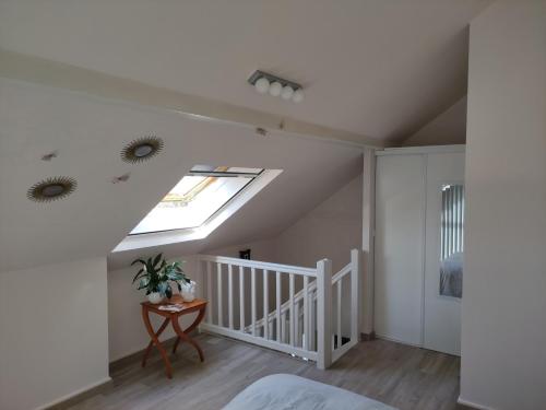 Ένα ή περισσότερα κρεβάτια σε δωμάτιο στο Appartement duplex indépendant, dans maison.