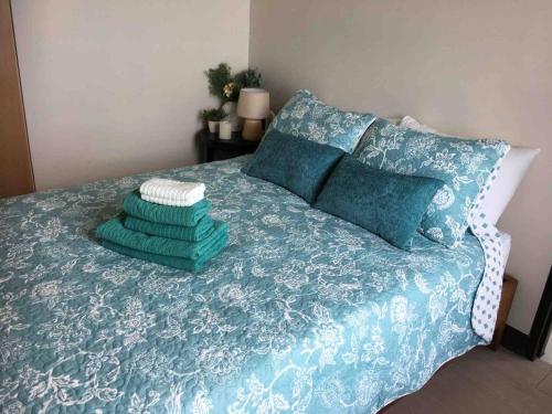 un letto con lenzuola e cuscini blu e bianchi di Cebu Cozy Ocean View 1BR,17th,private beach,pool,Wifi,Mactan a Mactan
