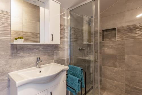 Et badeværelse på Villa Melani Vita by Villa Plus