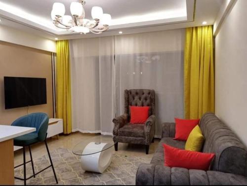 - un salon avec un canapé et une chaise dans l'établissement Ngao property, à Nairobi