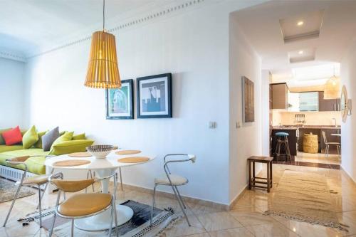 una sala de estar con una mesa y un sofá en Zahra's House, en Essaouira