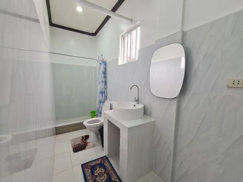 Bilik mandi di Alona Rose Hotel by SMS Hospitality