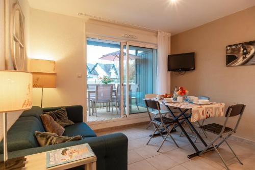 un salon avec un canapé et une table dans l'établissement Liorzh - Appt proche plage idéal pour familles, à Bénodet