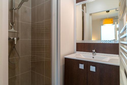 une salle de bain avec un lavabo et une douche dans l'établissement Liorzh - Appt proche plage idéal pour familles, à Bénodet