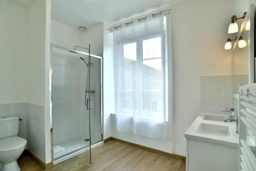 La salle de bains est pourvue d'une douche, de toilettes et d'un lavabo. dans l'établissement La Brise Cancalaise - Maison typique avec vue mer, à Cancale