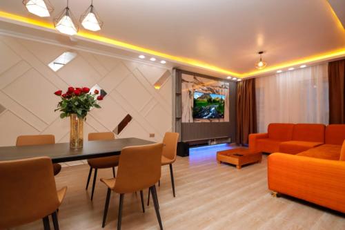 ein Wohnzimmer mit einem Tisch, Stühlen und einem Sofa in der Unterkunft Lux Suites Nakuru VIP Suites in Nakuru