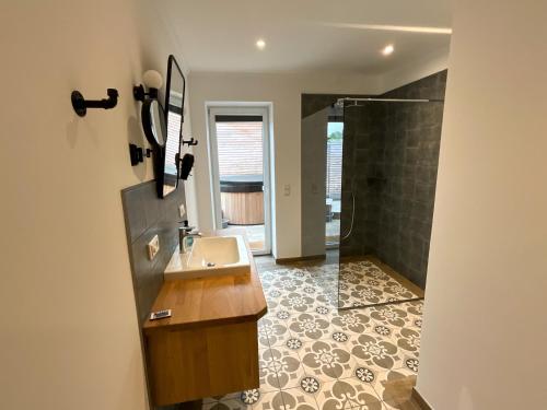 un bagno con lavandino e doccia di Ferienwohnung „Klüterkamer“ - Hof Mühlenkoppel a Hasselberg