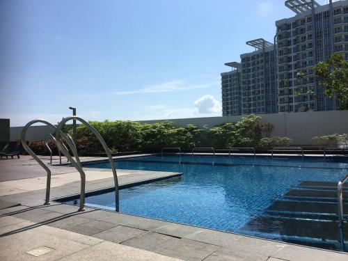 una grande piscina in una città con edifici di Cebu Cozy Ocean View 1BR,17th,private beach,pool,Wifi,Mactan a Mactan
