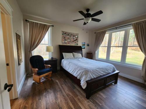 1 dormitorio con 1 cama y ventilador de techo en An Adirondack Getaway en Keeseville