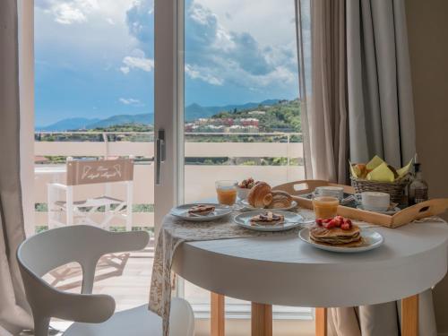 einen Tisch mit Essen drauf mit Blick auf einen Balkon in der Unterkunft Agriturismo Terre degli Angeli in Pietra Ligure