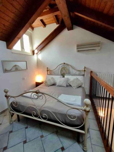 a bedroom with a large bed in a attic at Appartamento in centro in Tortona