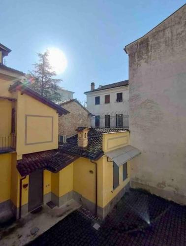 an overhead view of a building with yellow roofs at Appartamento in centro in Tortona