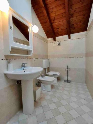 a bathroom with a sink and a toilet at Appartamento in centro in Tortona
