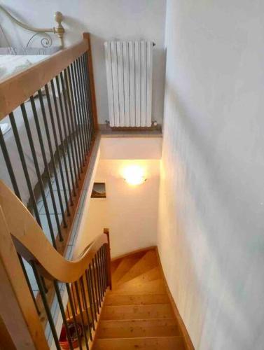 pasillo con escalera, cama y calefactor en Appartamento in centro en Tortona