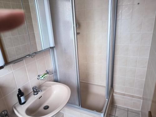 a bathroom with a sink and a shower at Zimmer am Jüdenhof in Heilbad Heiligenstadt