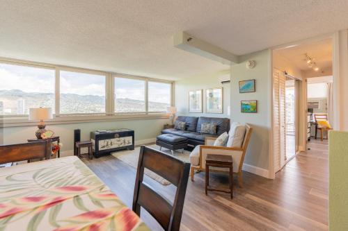 - un salon avec un canapé et une table dans l'établissement Island Colony 2301 condo, à Honolulu