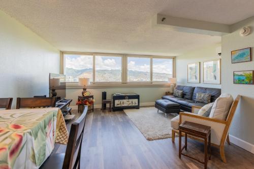 - une chambre avec un lit et un salon avec un canapé dans l'établissement Island Colony 2301 condo, à Honolulu